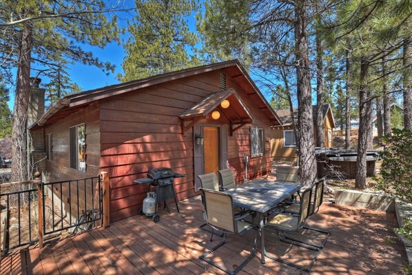 Outdoor dining - Sweet Mountain Escape by Destination Big Bear : Near the Village! Hot Tub! Gas BBQ! Internet! Mini Foosball! (Big Bear Lake)
