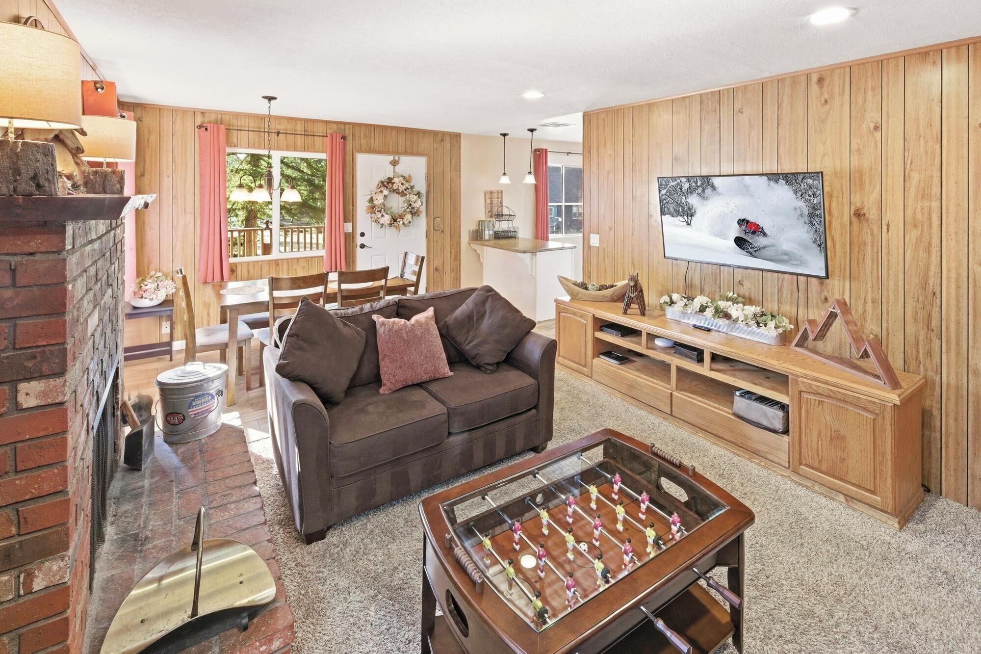 Fernseher, Kamin, Tischfußball