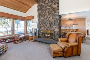 Televisio, takka, DVD-soitin, pöytäjalkapallopöytä