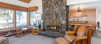 AUGU04 - Spacious Sunriver Getaway | Hot Tub, 7 Bikes, Near the Village