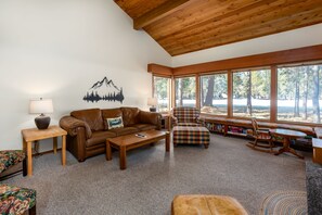 Televisio, takka, DVD-soitin, pöytäjalkapallopöytä