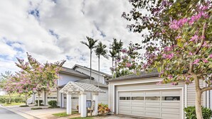 Eine Wohnstraße mit Häusern, einer Garage und einer Pergola.