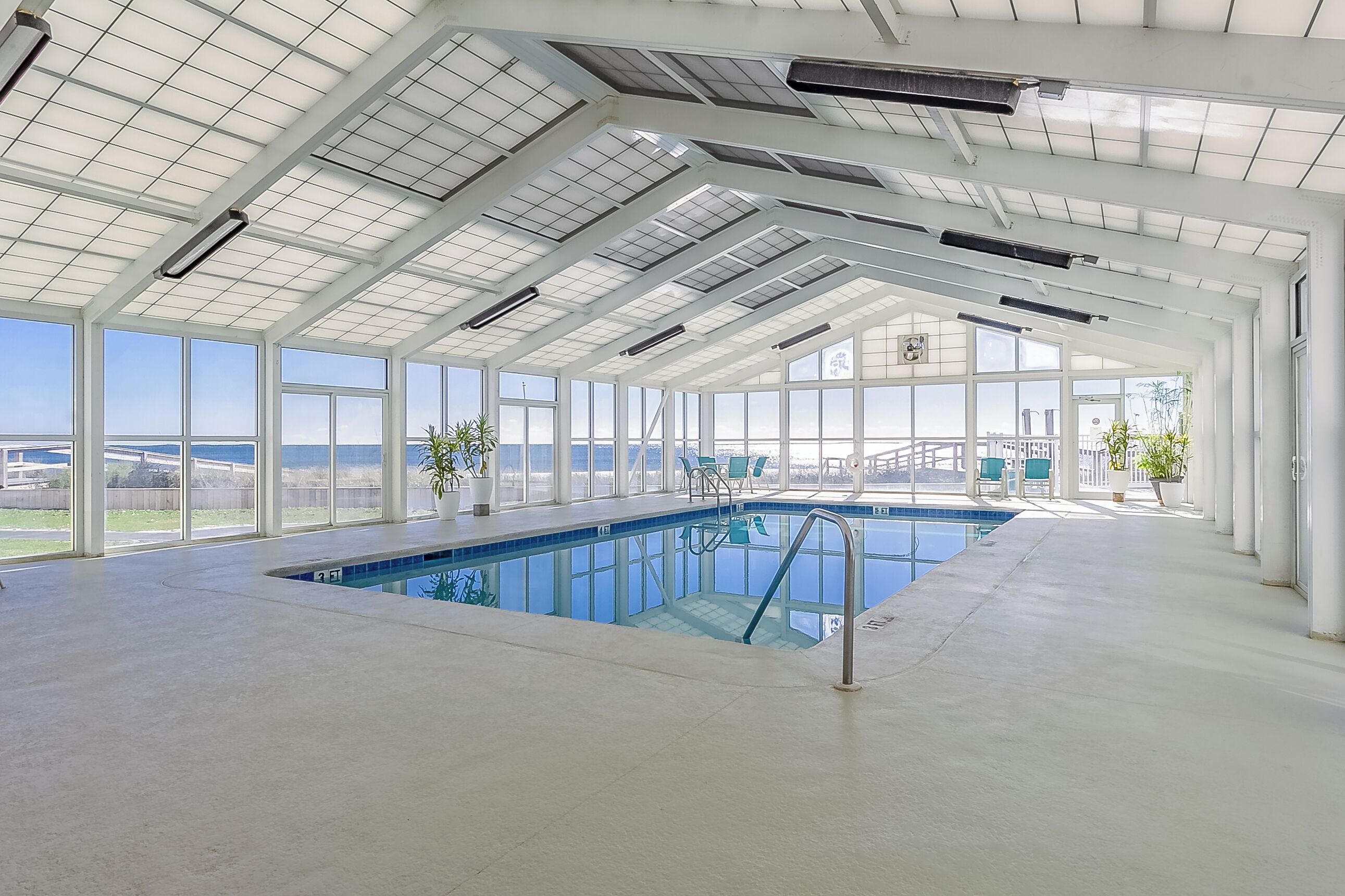Une piscine intérieure offrant une vue d égagée sur l’extérieur.