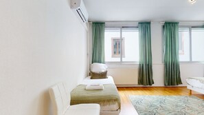 1 Schlafzimmer, Schreibtisch, Bügeleisen/Bügelbrett, Reisekinderbett