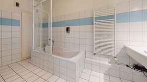 Badewanne, Haartrockner, Handtücher, Seife