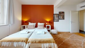 1 habitación, escritorio, tabla de planchar con plancha y cuna de viaje 