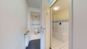 Baignoire, sèche-cheveux, serviettes fournies