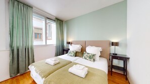 1 Schlafzimmer, Schreibtisch, Bügeleisen/Bügelbrett, Reisekinderbett