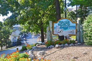 Property grounds - Comfy Ledges Lakefront Condo--quiet cove, boat slip included! (Osage Beach)