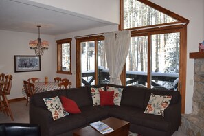 Smart TV, caminetto, lettore DVD, impianto stereo