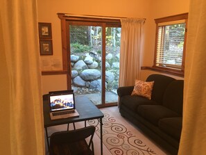 Smart TV, caminetto, lettore DVD, impianto stereo