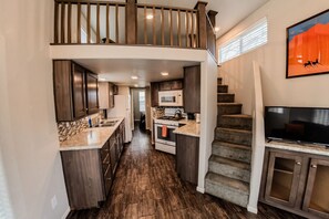 Kjøleskap, mikrobølgeovn, ovn og kokeplater