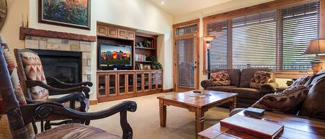 Televisión y chimenea