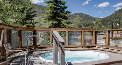 Penthouse Condo with Rooftop Deck & Village Views, Short Walk to Base/Gondola