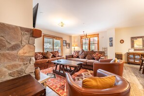 Flachbildfernseher, Kamin, DVD-Player