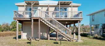 Affordable Vacation Home - Walk to the beach, restaurants, shops, etc!!!