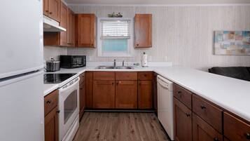 Køleskab, mikrobølgeovn, ovn, kogeplade