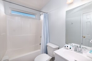 Un baño con bañera, inodoro y lavabo.