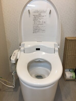 Regadera, amenidades de baño gratuitas, toallas