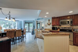 Réfrigérateur, micro-ondes, lave-vaisselle, cafetière/bouilloire