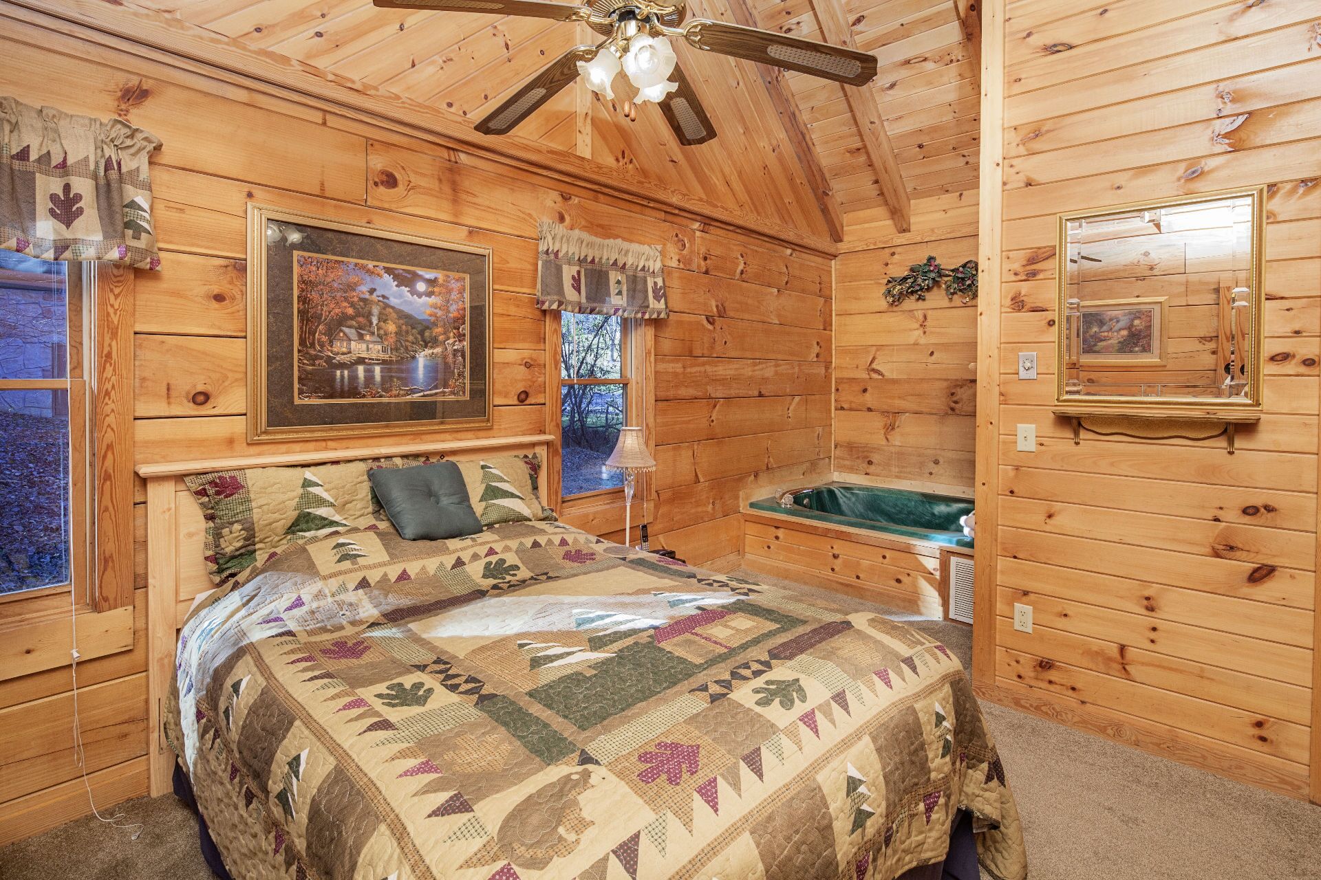 Acogedora habitación de cabaña de madera con cama, ventana, un cuadro enmarcado y espejo.