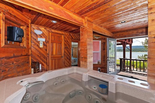 Tippie Canoe by Destination Big Bear : Lake Views! Steps to the Lake! Sauna & Spa! Deck! Master Suite!