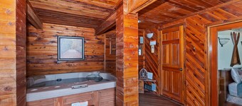 Tippie Canoe by Destination Big Bear : Lake Views! Steps to the Lake! Sauna & Spa! Deck! Master Suite!