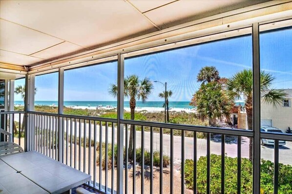 Un balcón con vista a la playa y al océano.