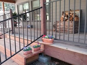 Exterior detail - PROMO 20% WEEKLY/35% MONTHLY DISCOUNT
Custom new cottage,secluded, with hot tub. (Nevada City)