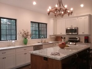 Fridge, microwave, oven, stovetop - PROMO 20% WEEKLY/35% MONTHLY DISCOUNT
Custom new cottage,secluded, with hot tub. (Nevada City)