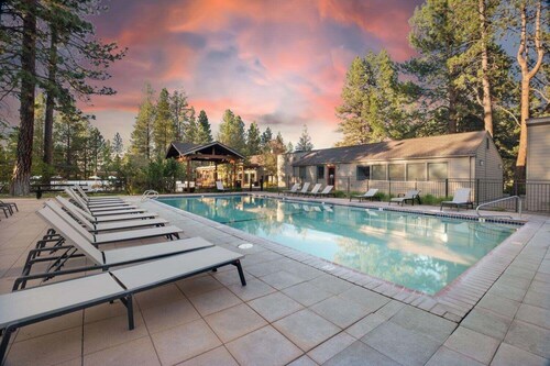 Modern 3-bedroom Seventh Mountain Resort Condo