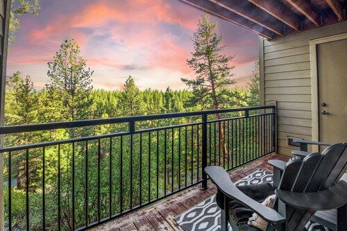 Modern 3-bedroom Seventh Mountain Resort Condo