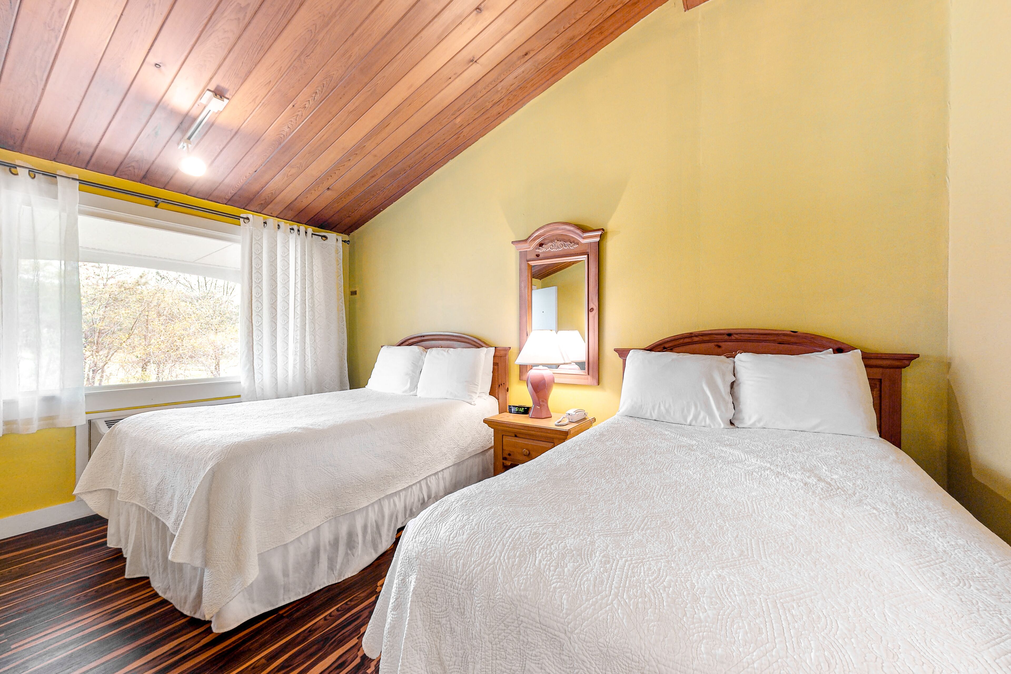 Cozy getaway close to town & beaches with tennis courts & pool - dog-friendly