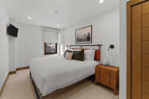 2 bedrooms, iron/ironing board, WiFi, bed sheets - Fully Remodeled! Heart of River Run Village – Walk to Lifts, Shops & Dining (Keystone)