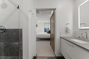 Combined shower/tub, hair dryer, towels - Fully Remodeled! Heart of River Run Village – Walk to Lifts, Shops & Dining (Keystone)