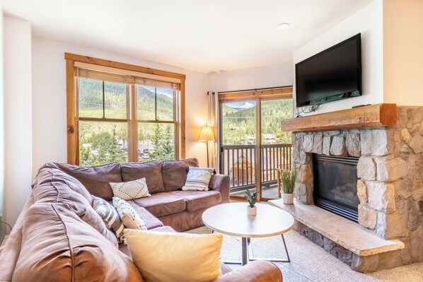 Smart TV, fireplace, stereo