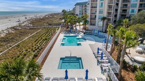 Una piscina cubierta, una piscina al aire libre