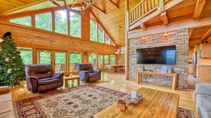 TV, fireplace, DVD player, ping pong - Alta Vista in Gated Smoky Mountain Retreat Community (Maggie Valley)