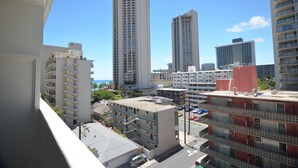 Un immeuble de grande hauteur doté de nombreux balcons et offrant une vue sur l’océan.