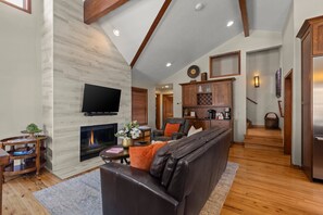 TV, fireplace, stereo