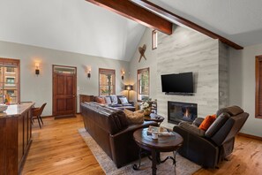 Tv, eldstad och en stereo