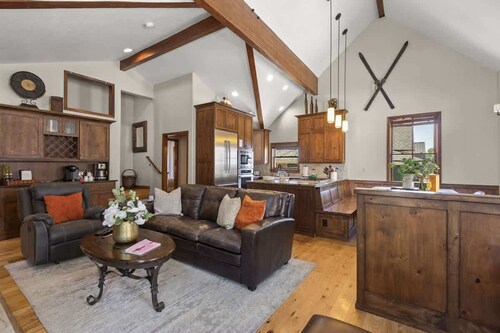 Abode off Main, private hot tub, off main, Old Town