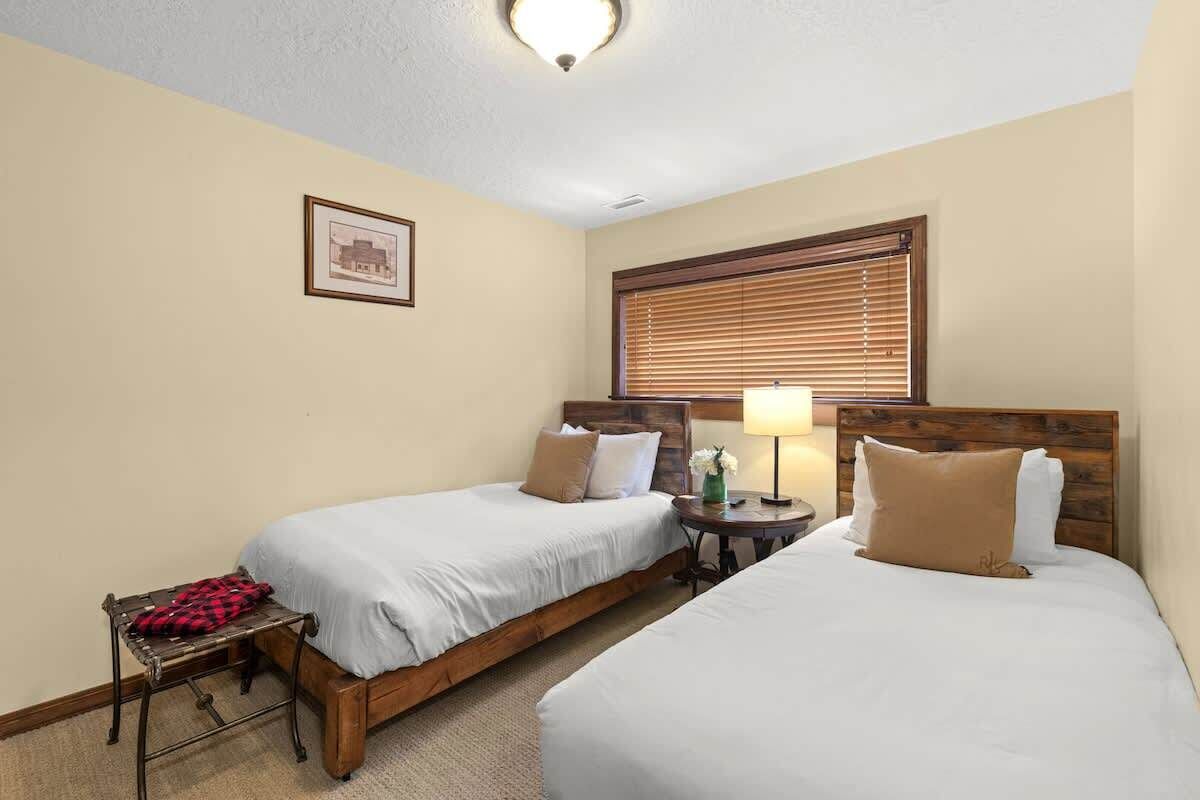 6 bedrooms, iron/ironing board, WiFi, bed sheets