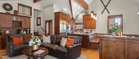 Televisión, chimenea y estéreo