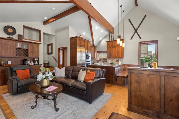 Tv, eldstad och en stereo