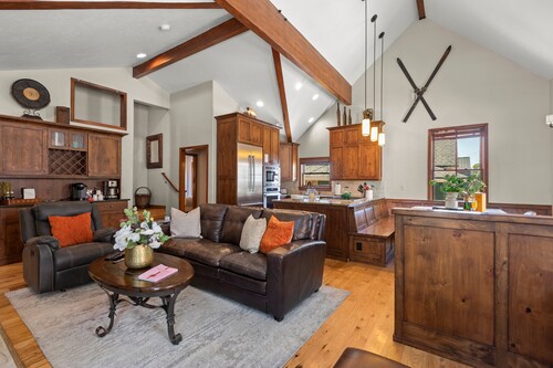 Abode off Main | Best value & location in Old Town! Incredible house-Off Main!