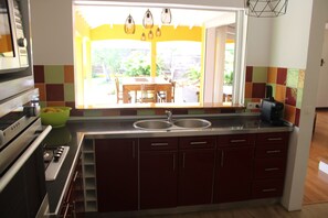 Fridge, microwave, oven, stovetop - EDEN EVASION "charming villa with swimming pool (Sainte-Rose)
