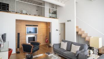 Flatskjerm-TV, DVD-spiller og stereoanlegg