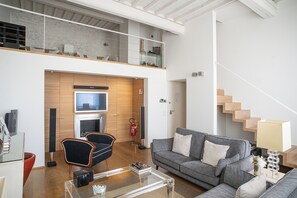 Flat-screen TV, DVD player, stereo