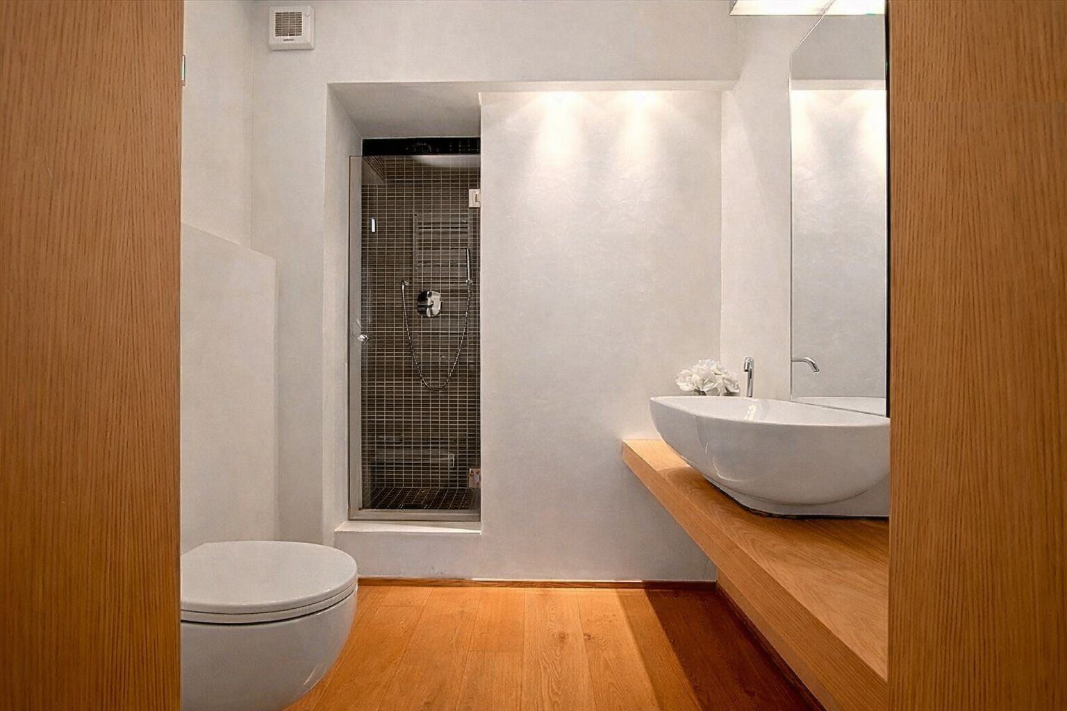 Douche, sèche-cheveux, serviettes fournies, savon